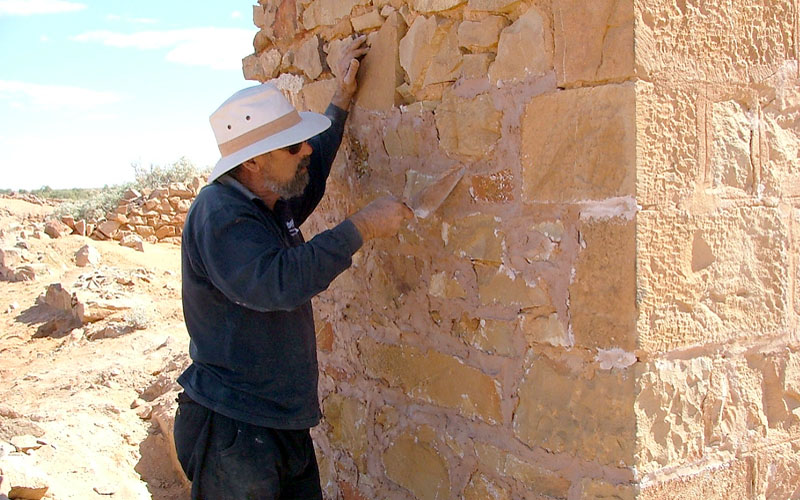 Re-pointing stonework